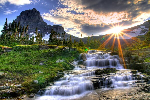 Paesaggio di montagna con cascata rocciosa