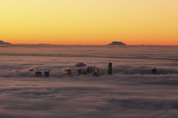 Città serale con luci e nebbia