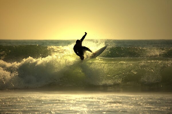 Surfista en el tablero. Grandes olas del mar