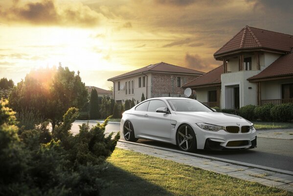 Schöne Aussicht und ein BMW m4 Auto