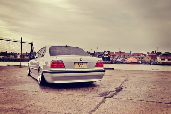 Bmw e38 an der Stadtpromenade