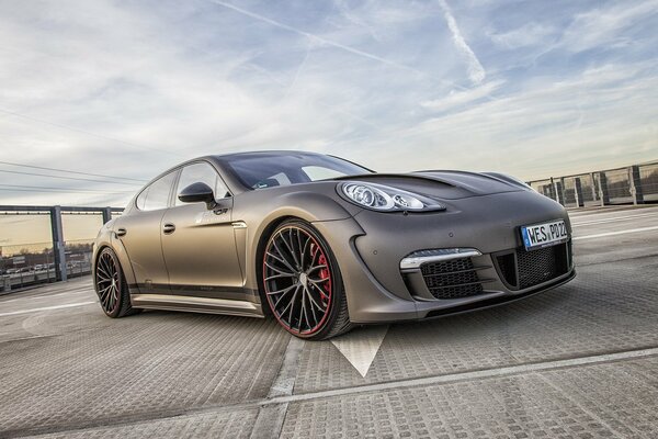 Porsche Panamera Parkplatz blauer Himmel