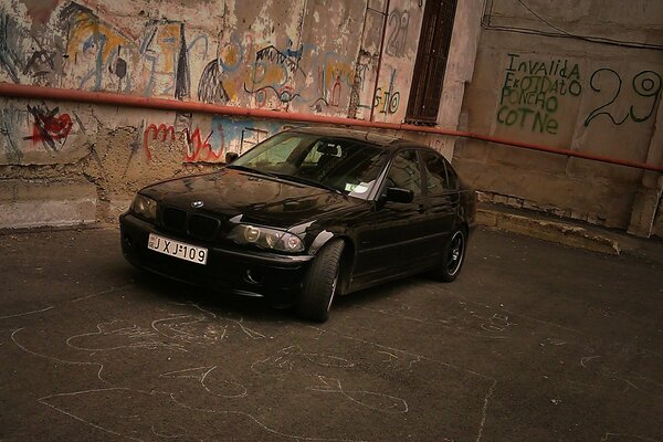 BMW E46 en la pared de fondo con graffiti