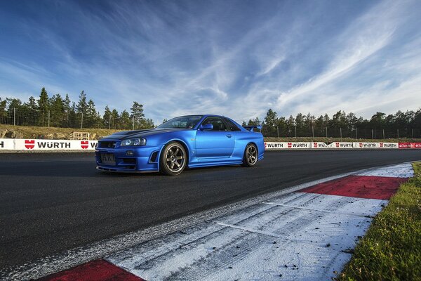 Auto sportiva blu in pista