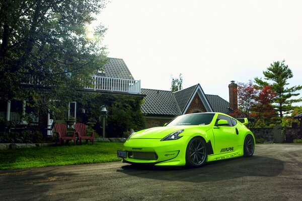 Interessante Nissan 370Z verde con messa a punto