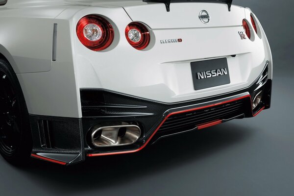 Nissan blanc neige sur fond gris