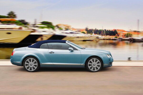 Bentley Continental BLUE CAR jedzie do przodu