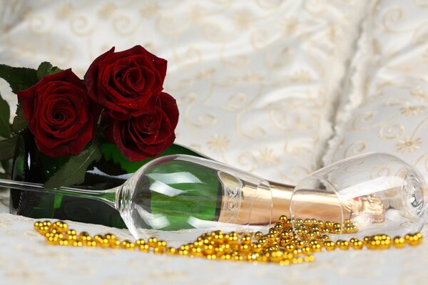Фото бокалов шампанского с красными розами