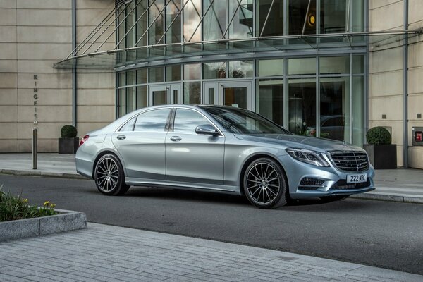 Mercedes is waiting for the entire owner at the entrance