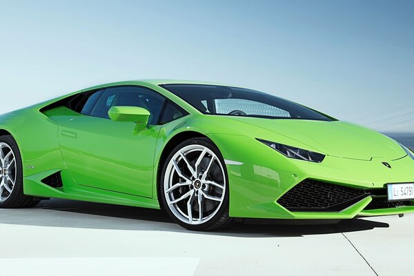 Lamborghini vert vif sur fond de ciel bleu