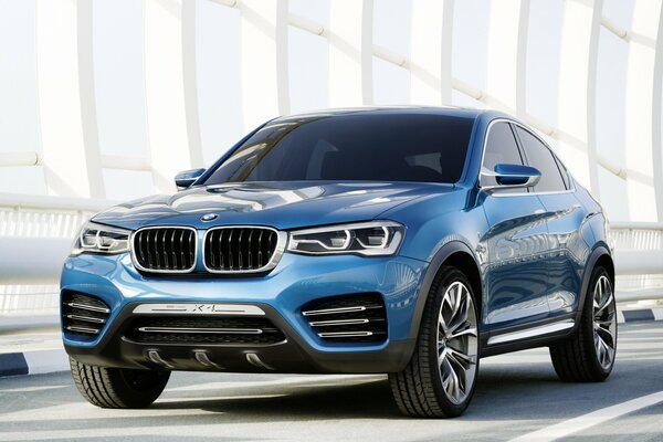 Niebieskie BMW X4 na białym tle