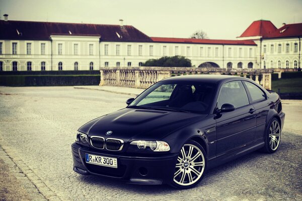 BMW nera sullo sfondo del paesaggio urbano