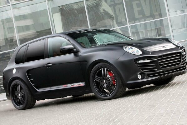 Porsche Cayenne, glass facade of the building