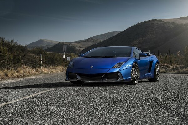 Lamborghini sur asphalte sur fond de montagnes