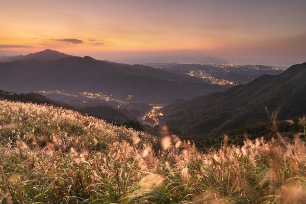 Paesaggio montano e cielo notturno