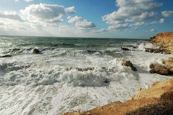 Blaue Bucht während eines Sturms am Meer