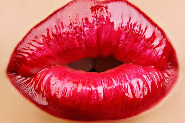Usta pomalowane czerwoną szminką