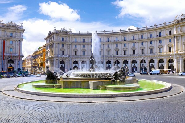 Brunnen auf einem Platz in Italien