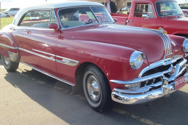 Coche Vintage rojo con techo blanco