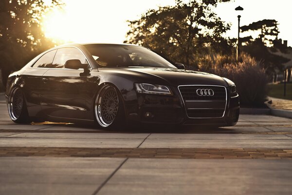 L Audi a5 prend position sur fond de coucher de soleil