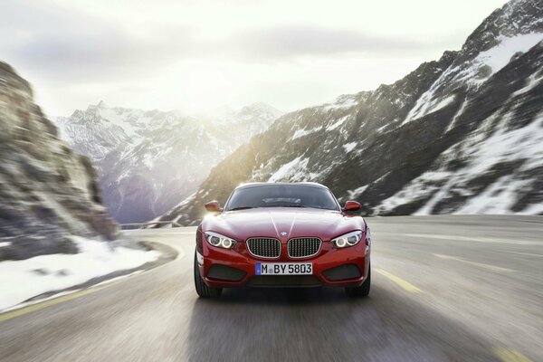 E le montagne nella neve, e i raggi del sole, e una BMW rossa vola in pista