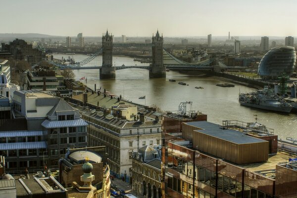 Puente que cruza el río Támesis en la ciudad de Londres