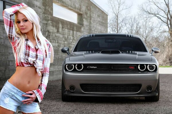 Schönes blondes Mädchen und graues Auto