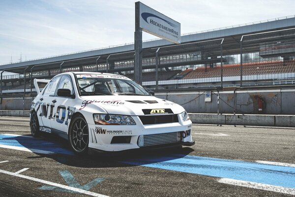 Course blanche Mitsubishi lancer Evolution sur piste