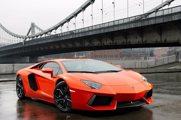 Lamborghini Aventador Orange mojado asfalto