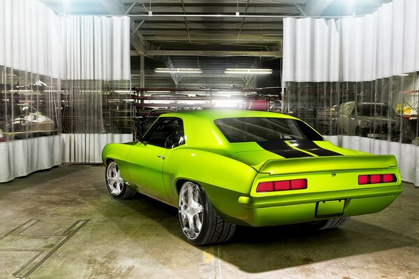 Hellgrüner Chevrolet Camaro in der Garage