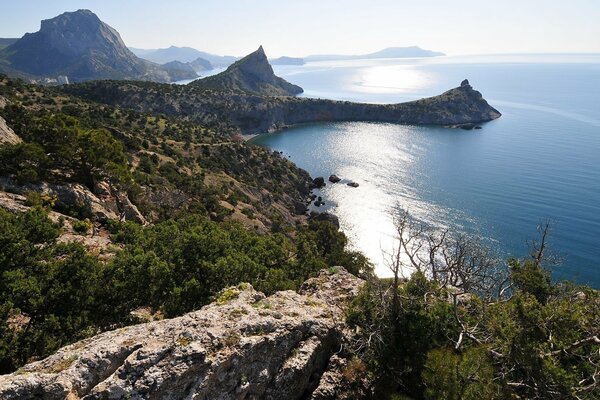 Il paesaggio nella baia della Crimea è interessante