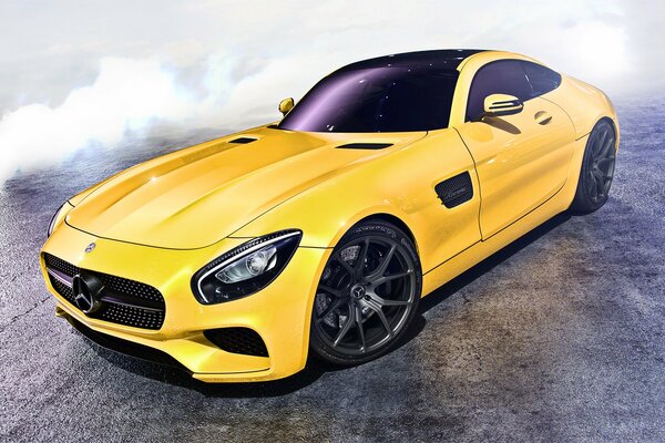 Żółty Mercedes na asfalcie rozłożony bokiem