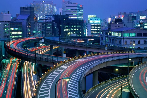 La autopista nocturna de Tokio en las luces