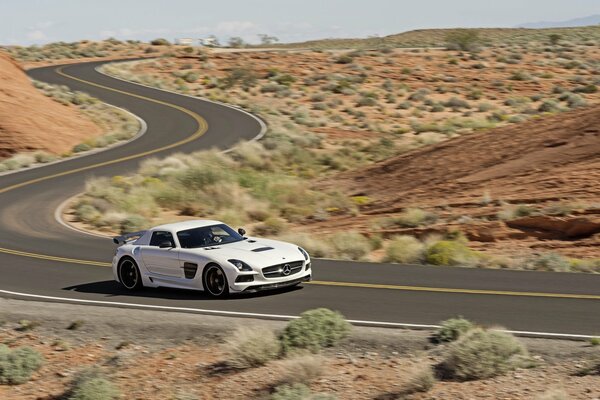 Marcedes AMG guida in autostrada attraverso il deserto