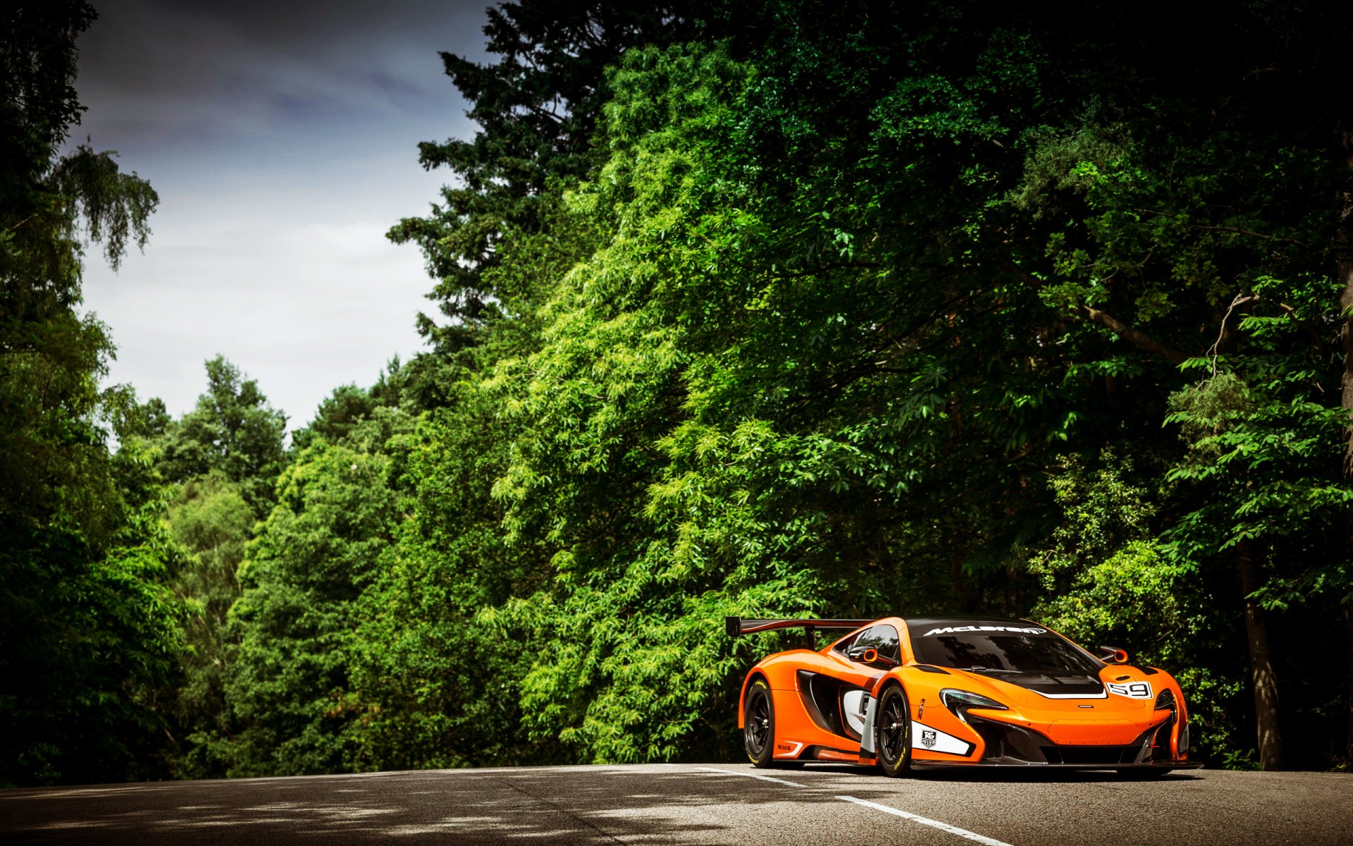 mclaren 650s gt3 samochód sportowy supersamochód auto pomarańczowy las drzewa droga sport dzień