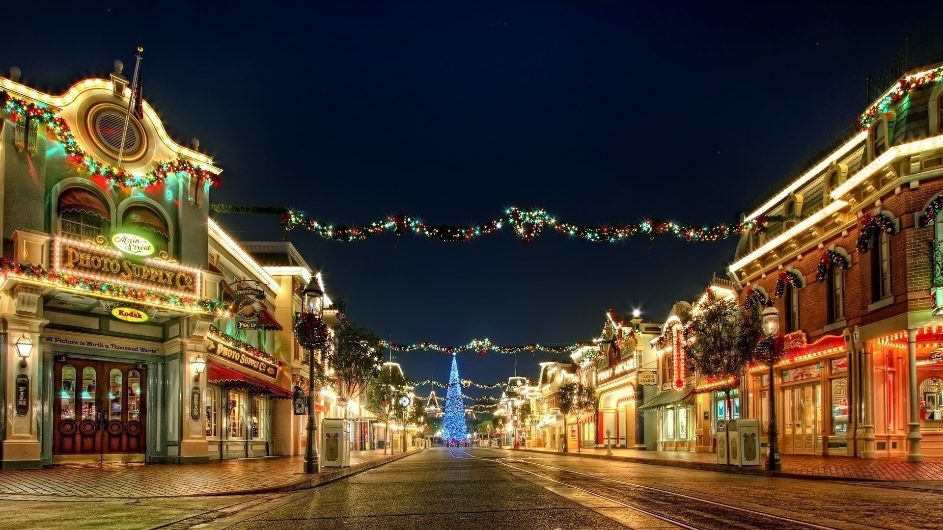 sparkle città ben tenuta capodanno città ghirlanda vacanza sera luci albero di natale strada piazza neon vetrine negozi glitter bella vista luce notte luci lanterne decorazione