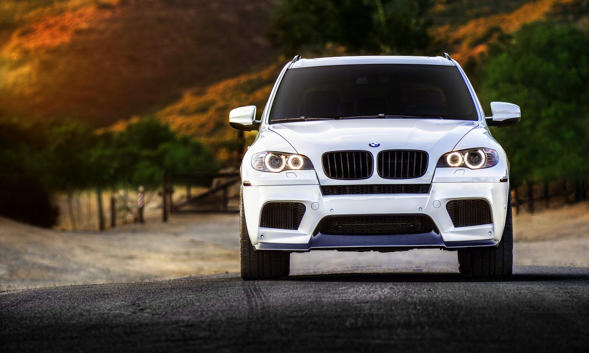 bmw x5m blanc tuning roues avant