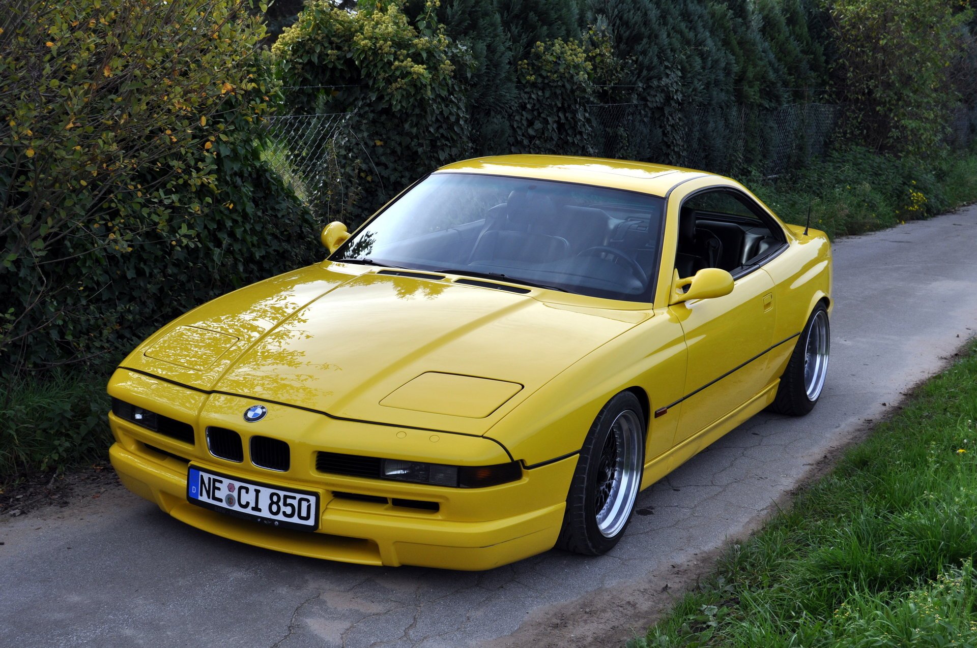 bmw 850 e31 bmw bmw coupé voiture de sport jaune style design high-tech techno allemagne bavière auto voiture jaune voiture voiture transport herbe haie verdure feuillage voitures véhicules