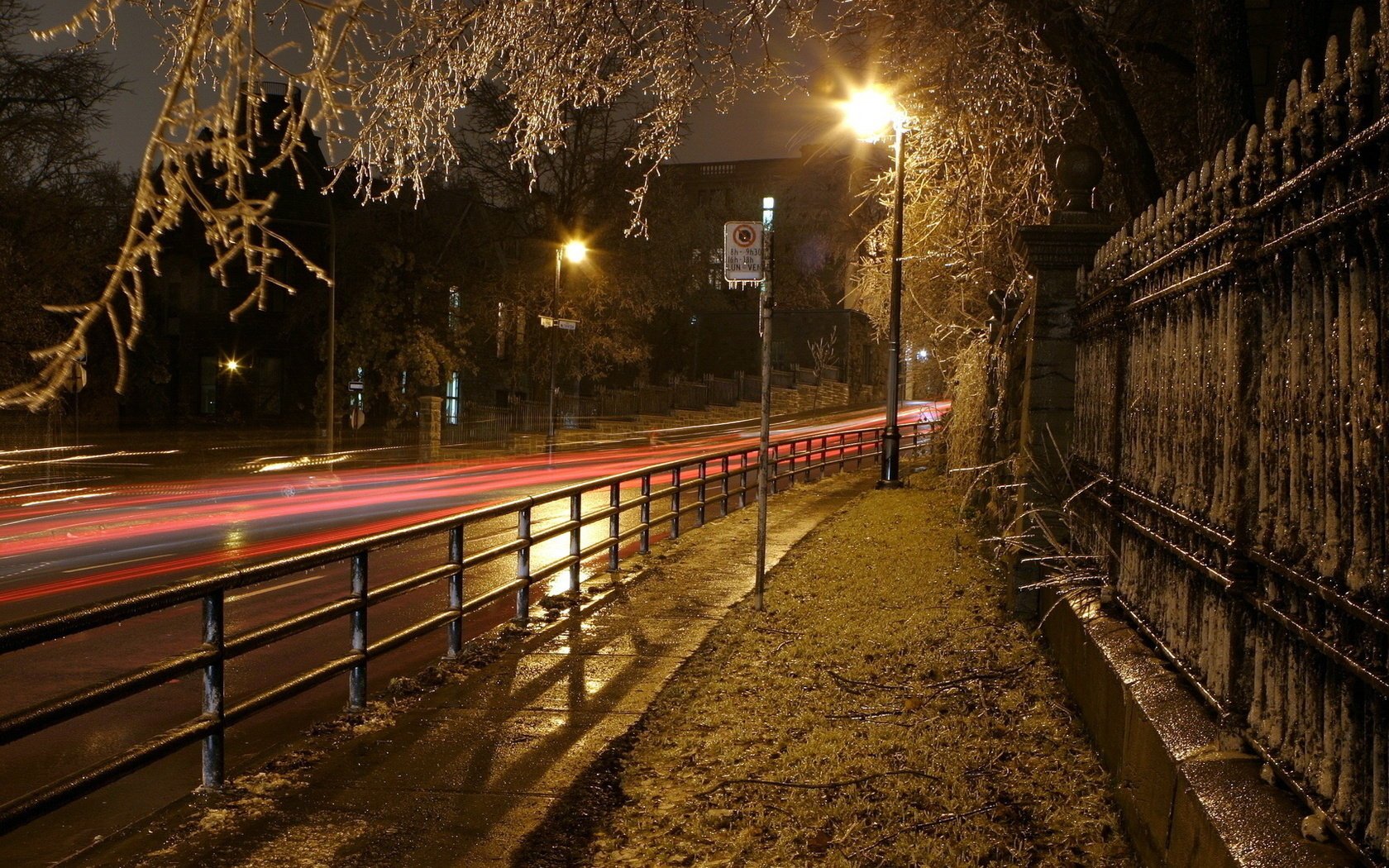 ew ver routes villes rue lumières de la ville nuit lanternes clôture lumière tourner clôture trottoir lanterne arbre parc branches soirée