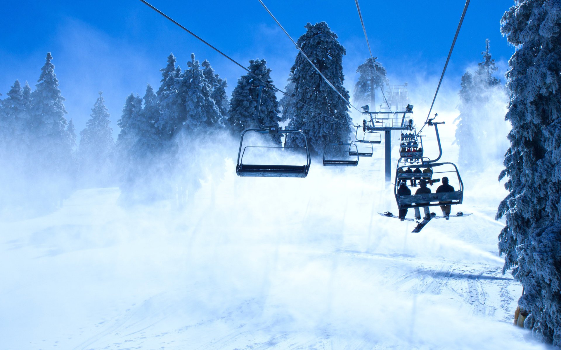 montañas snowboarders snowboard nieve ascensor árboles invierno deportes velo ventisca ventisca cielo azul turistas subida árboles cubiertos de nieve naturaleza derivas