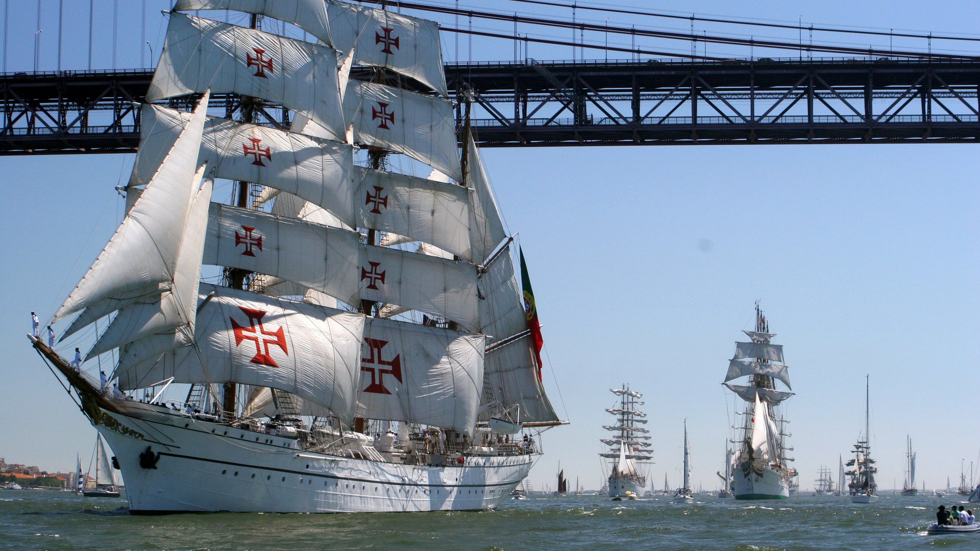 ciel mer baie détroit pont navire voilier croix bateau gens défilé régate