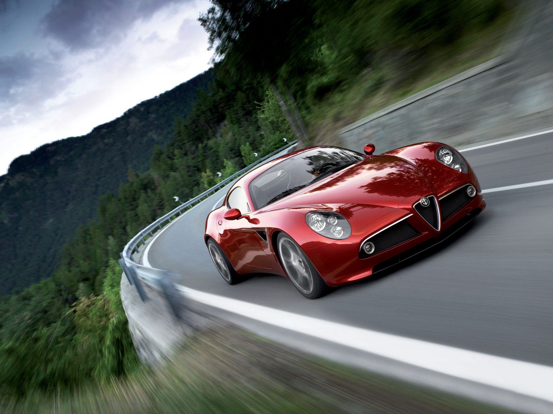 alfa romeo 8c rouge vitesse montagne route