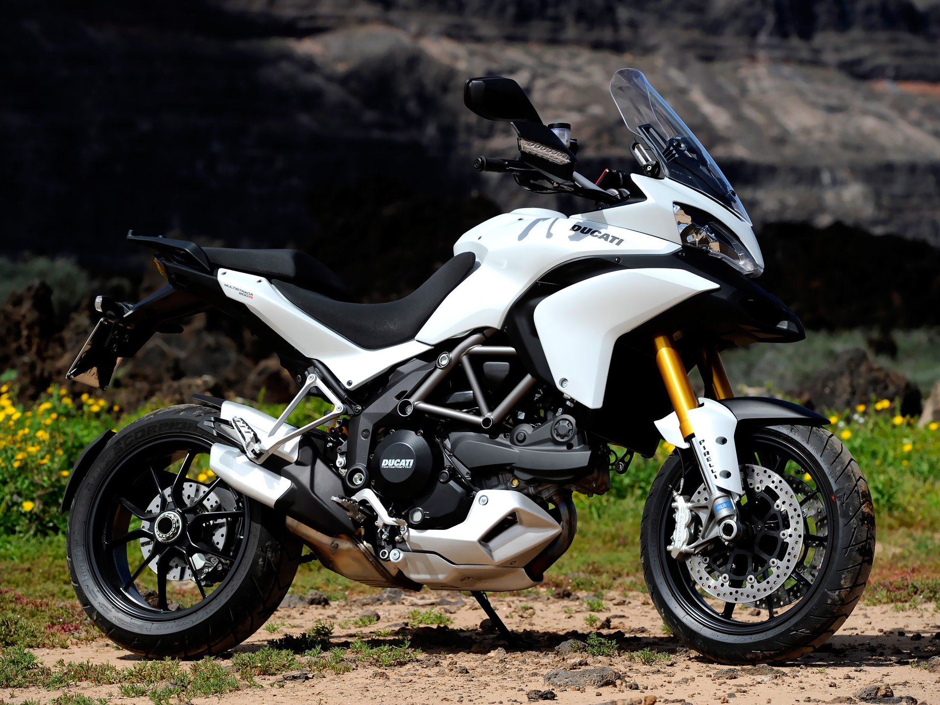 enduro ducati multistrada 1200 s ducati ducati blanc design techno italie motobike salut-tech dirt bike sportbike mototransport