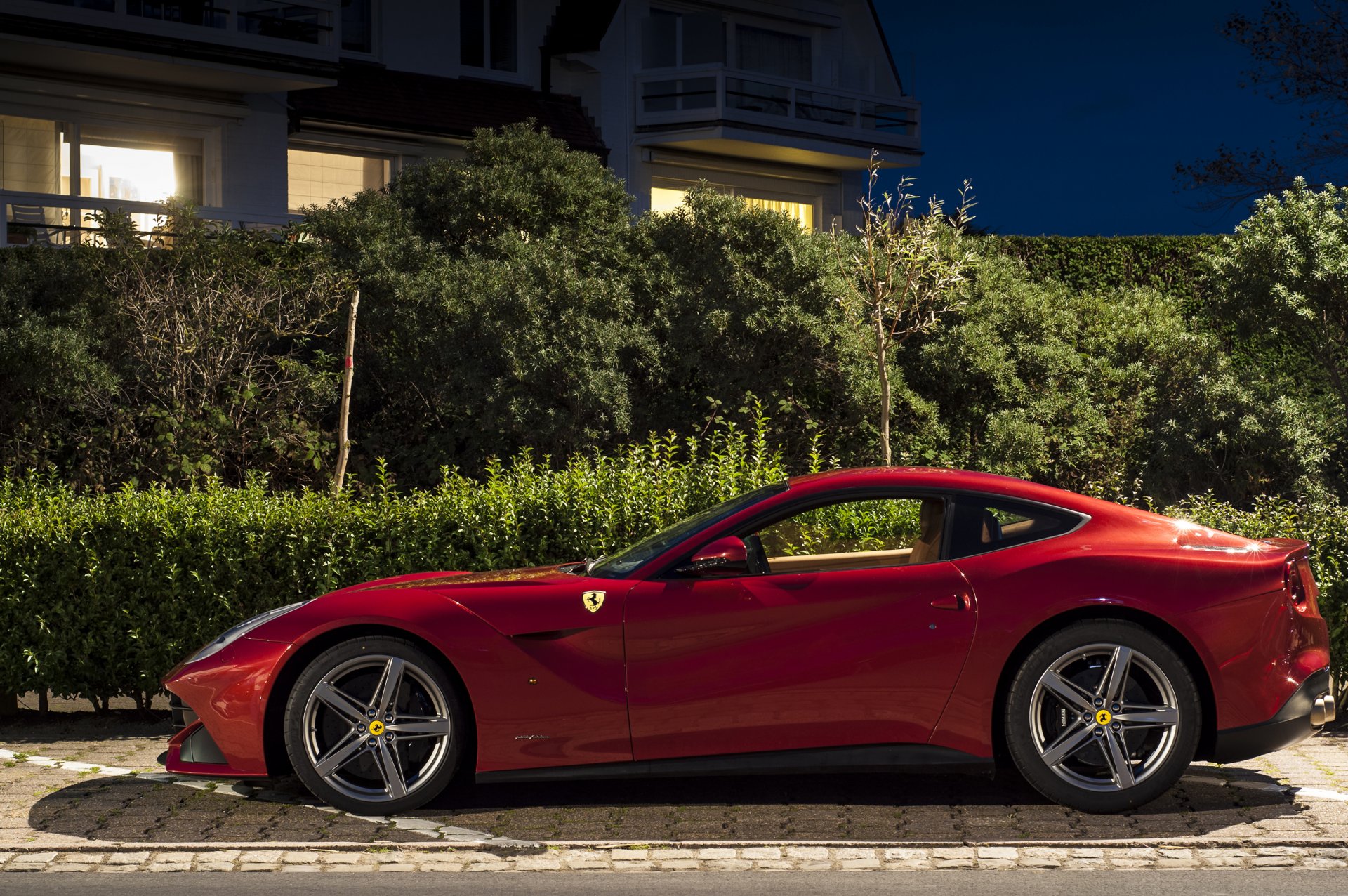 ferrari f12 berlinetta rouge arbre maison nuit ferrari berlinetta rouge arbres