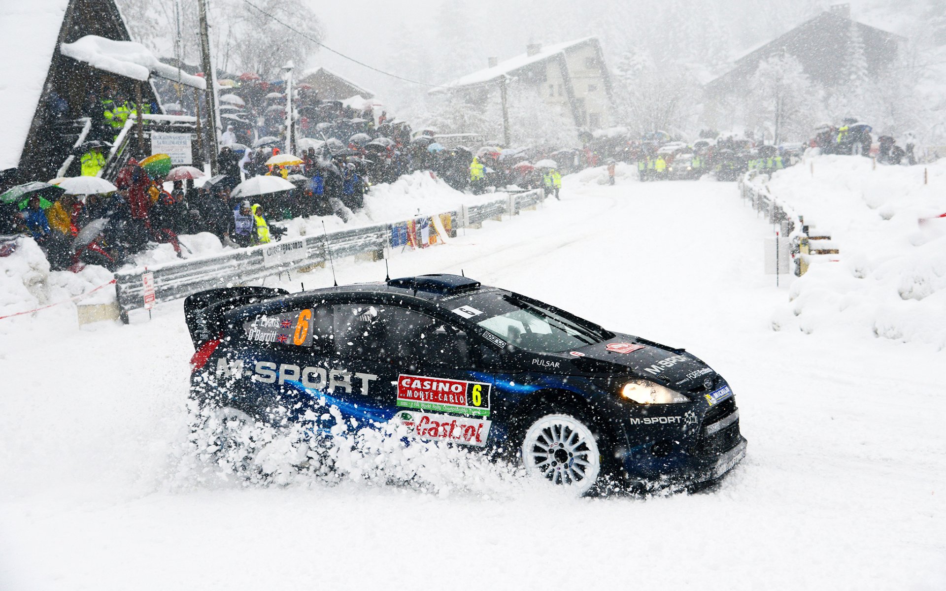 ford fiesta wrc rally sport gara auto persone skid girare inverno neve nevicata