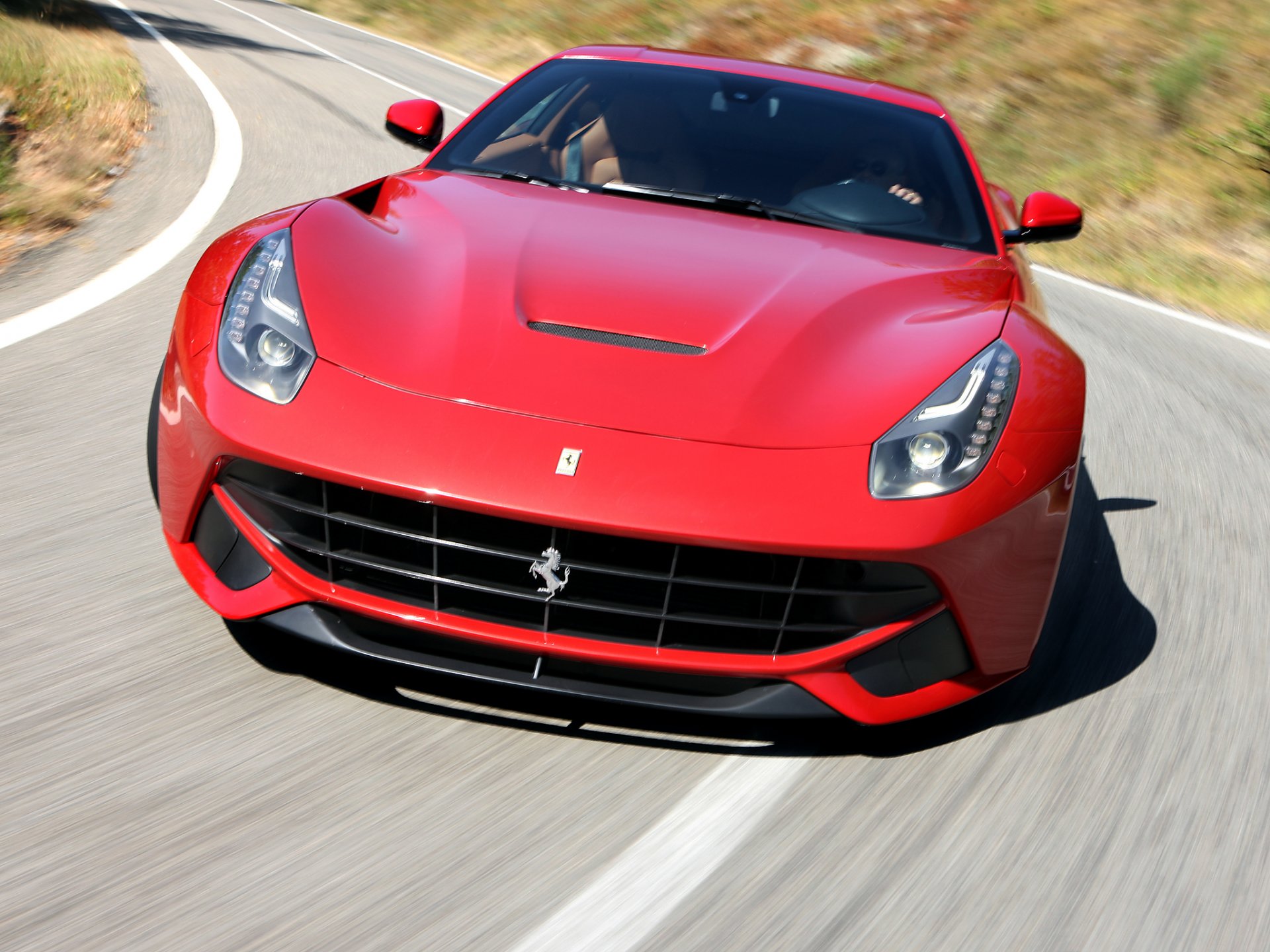 ferrari f12 berlinetta vista frontale traffico strada