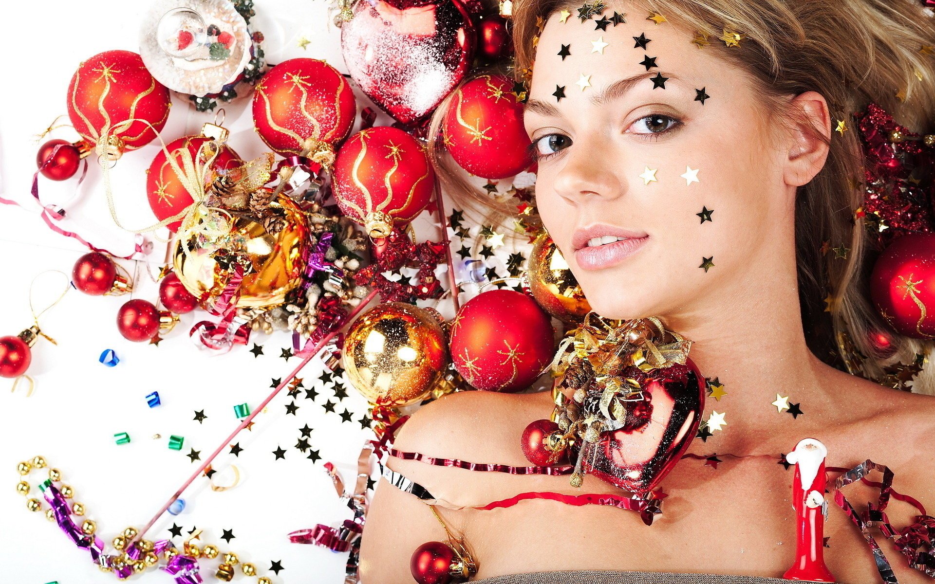 fille décoration boules étoiles jouets vacances nouvel an paillettes étoiles clinquant cheveux bruns yeux bruns se trouve jouets de noël décorations de noël femmes visage yeux portrait snow maiden