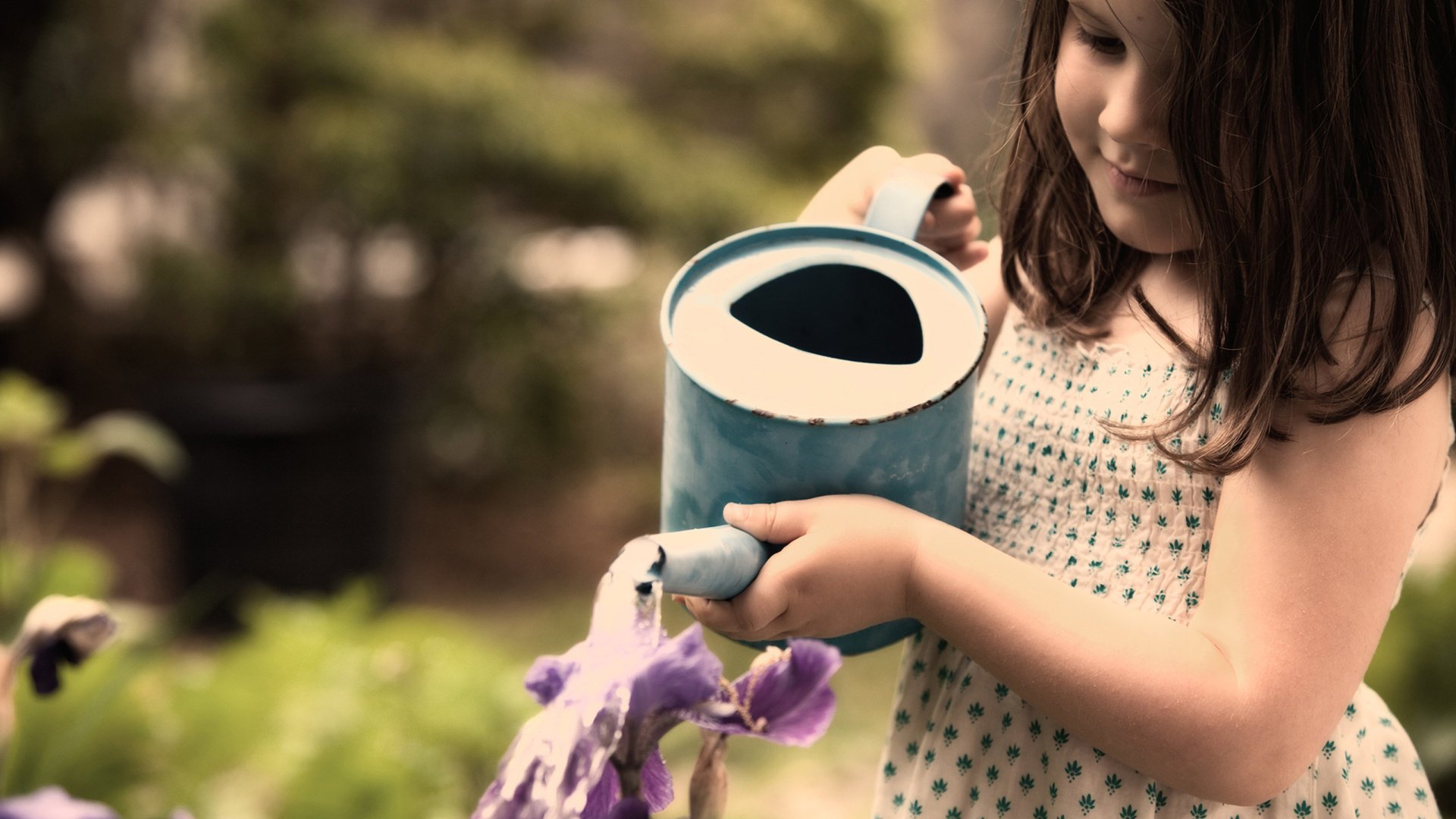 blumen wassertropfen helfer ner cov kinder gießkanne gesicht mädchen brünetten mädchen garten blume wasser arbeit sommer frauen