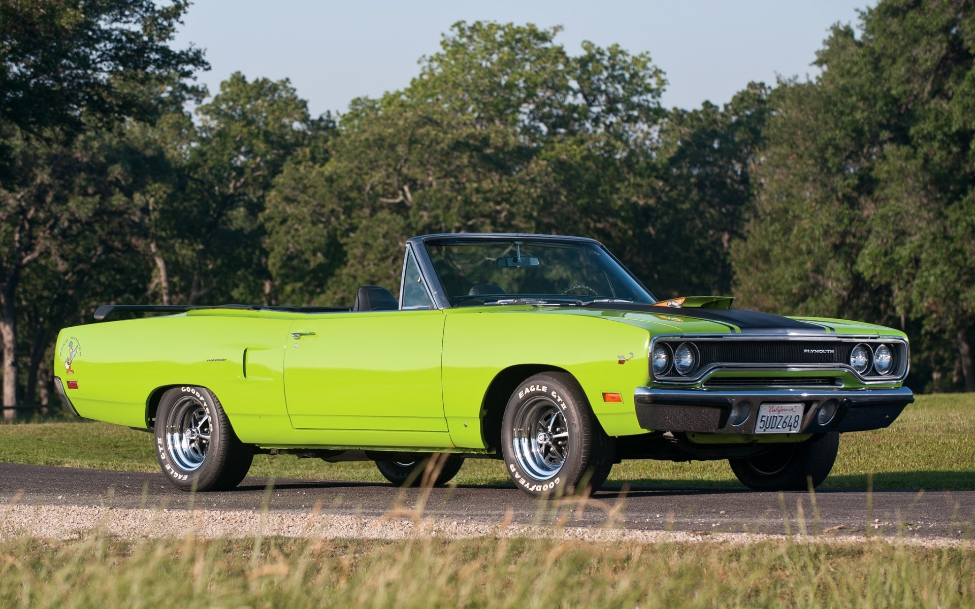 plymouth road runner convertible road runner avant route arbres