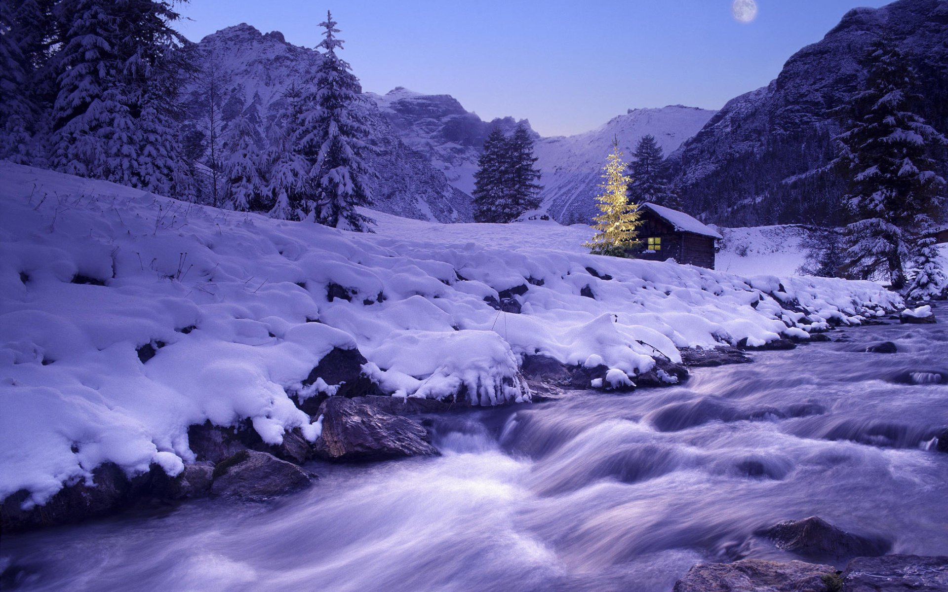 maison dans les montagnes lumière dans la fenêtre arbre de noël habillé nouvel an rivière vacances hiver neige courant arbre de noël congères forêt ciel lune ruisseau nature paysage lumières guirlande